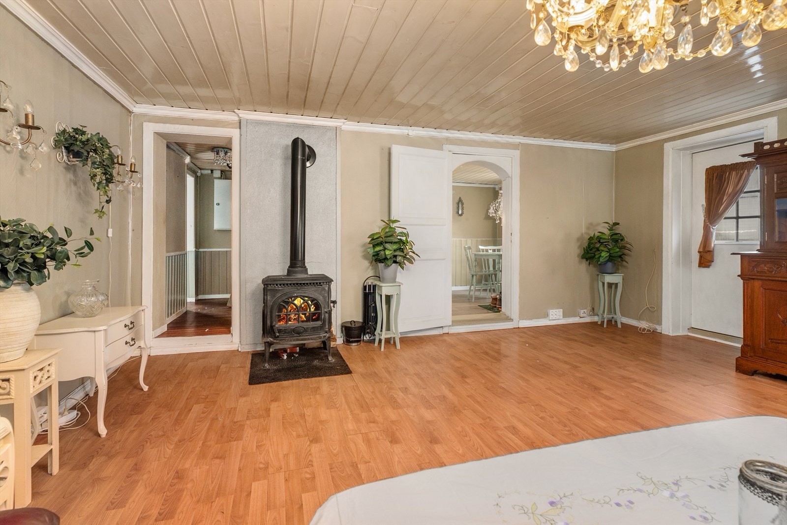 Boligen har en hyggelig stue med vedovn og utgang til terrasse. Galleribilde