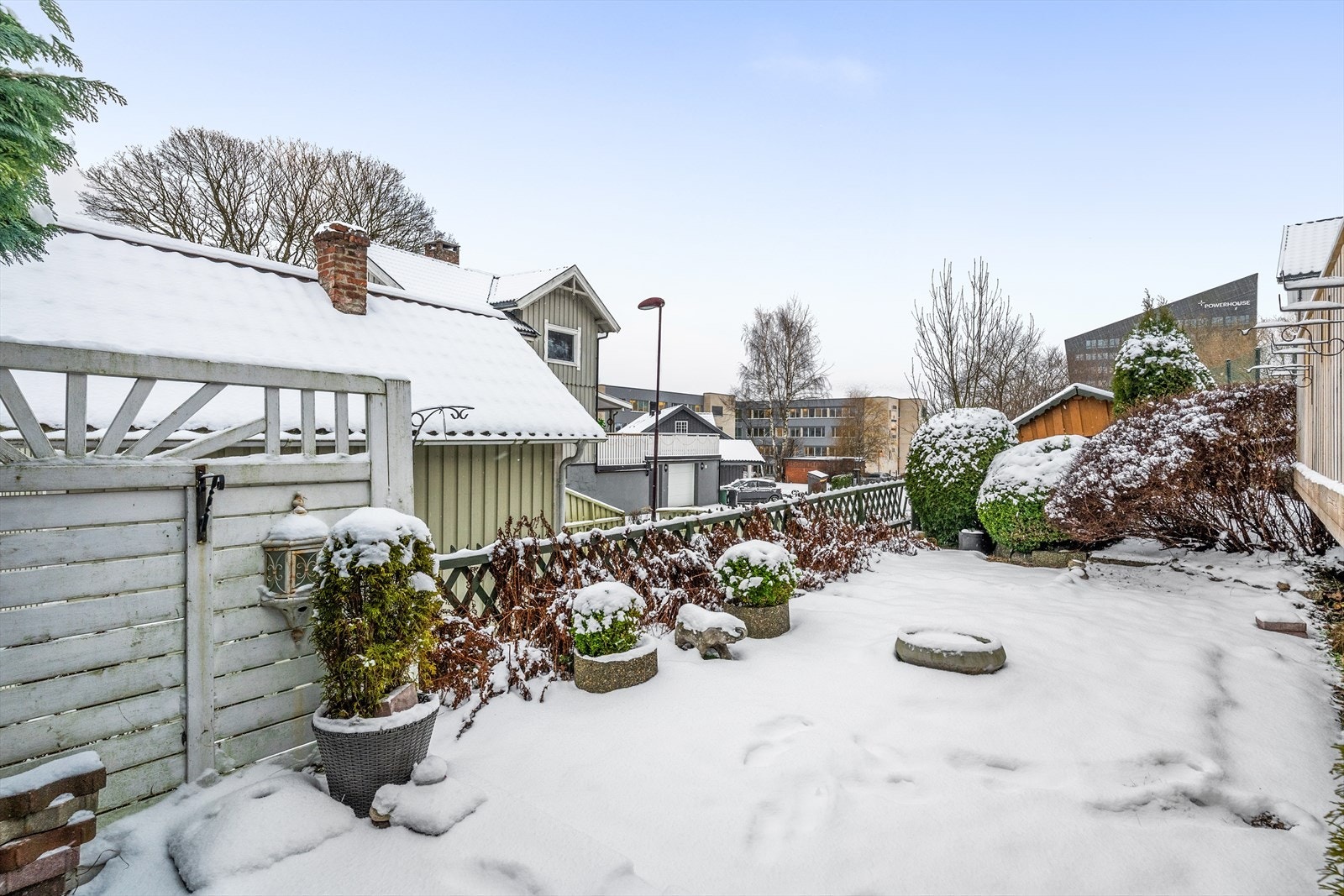 Fra boligen er det gangavstand til skole, barnehage og idrettsanlegg, samt Porselensfabrikken og PP-senteret med blant annet butikker og treningssenter. Galleribilde