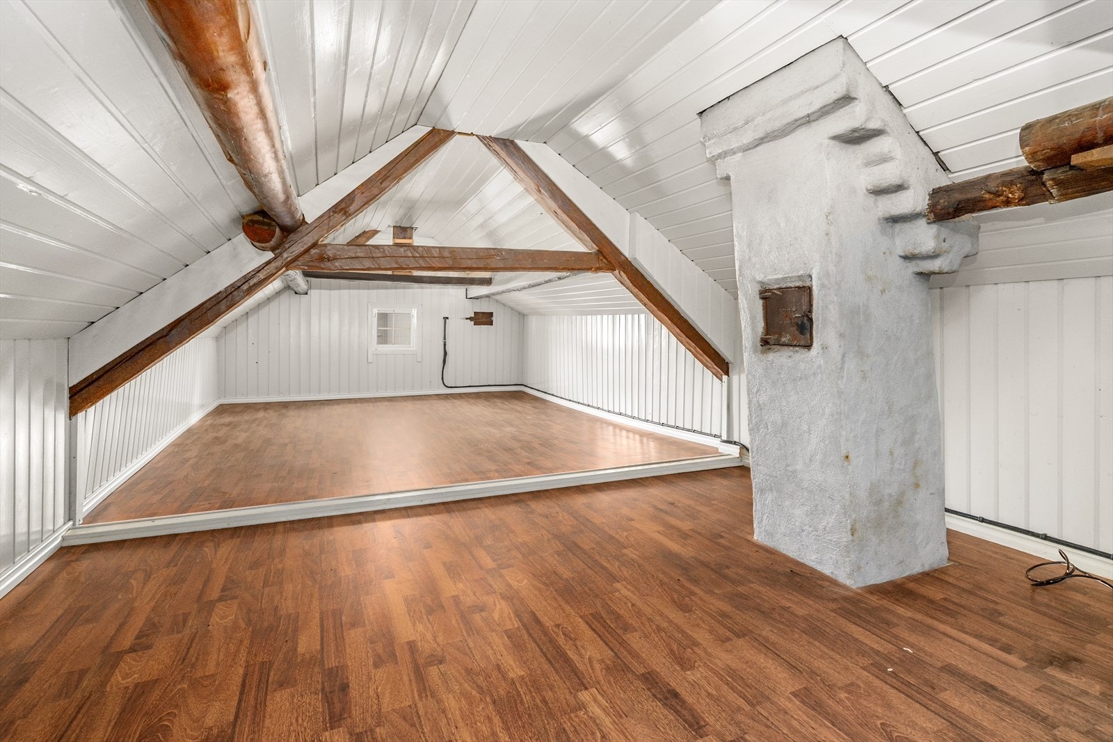 Loftet er innredet og omgjort uten at dette er søkt om og uten at nødvendig godkjennelse er gitt av kommunen. Galleribilde