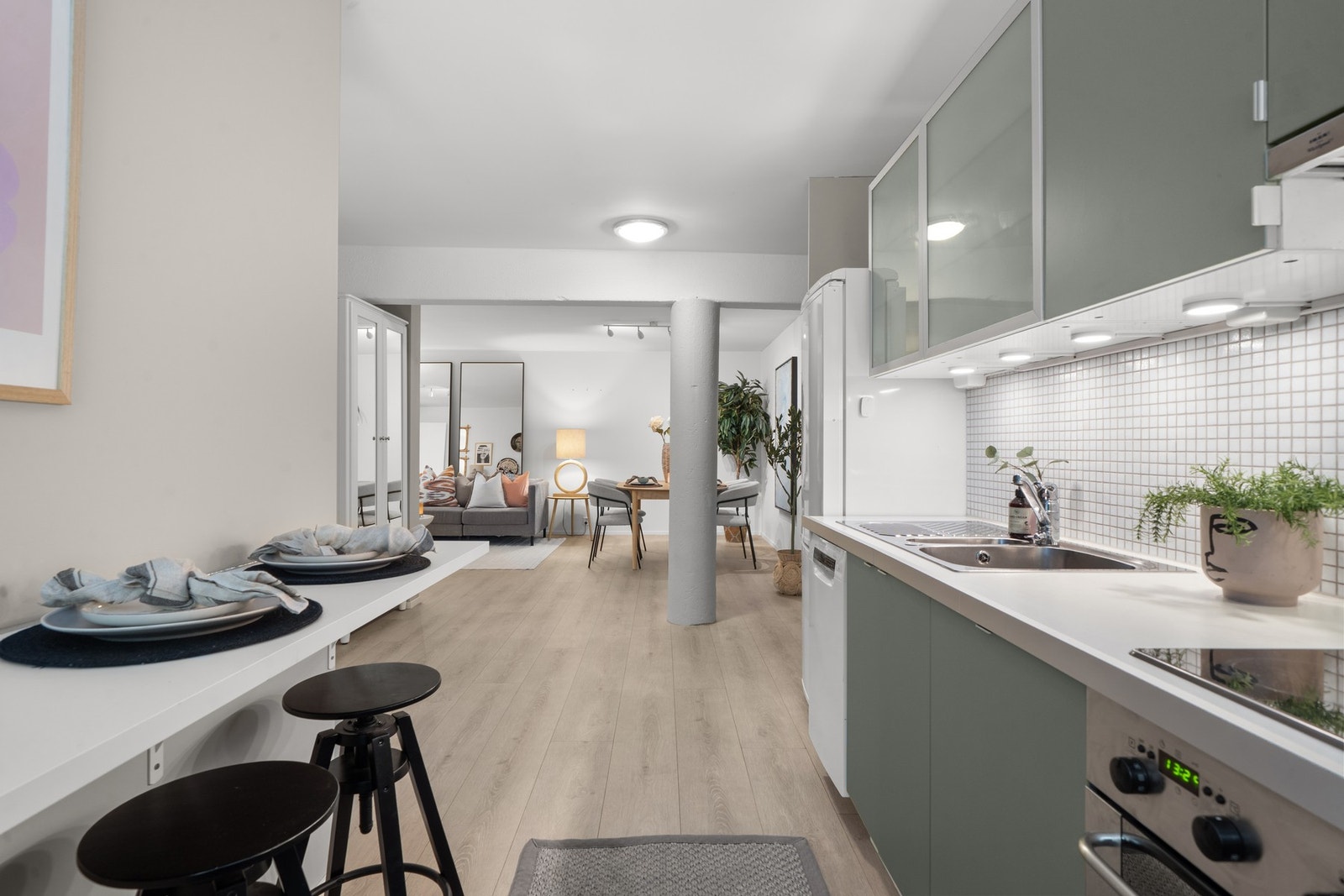 Moderne kjøkken med laminerte skrog og slette fronter. Galleribilde