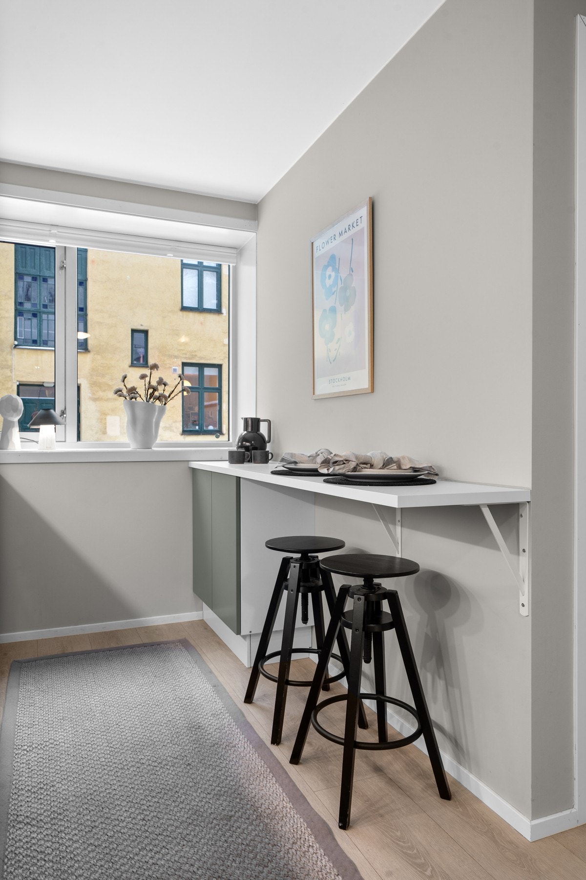 Kjøkkenet har en praktisk benkeløsning ved vinduet, perfekt som spiseplass eller ekstra arbeidsflate. Galleribilde