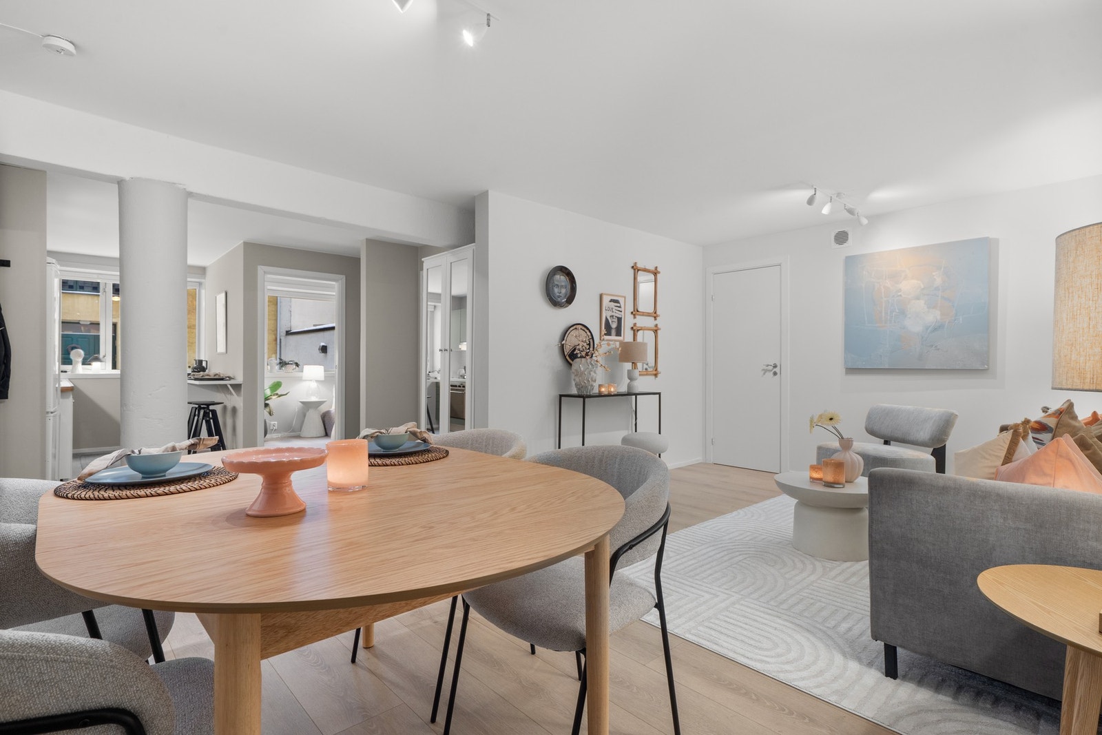 Her er det god plass til både familie og venner rundt bordet. Galleribilde