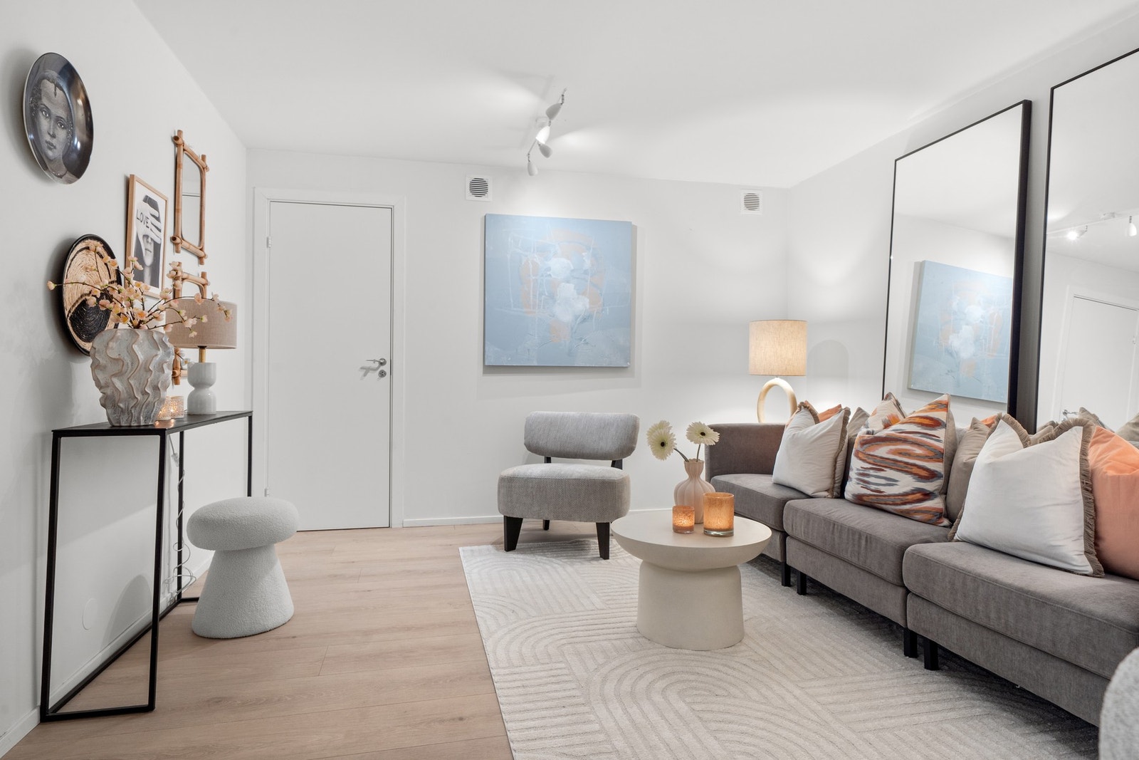 Det er god plass til sofaseksjon og medievegg. Galleribilde