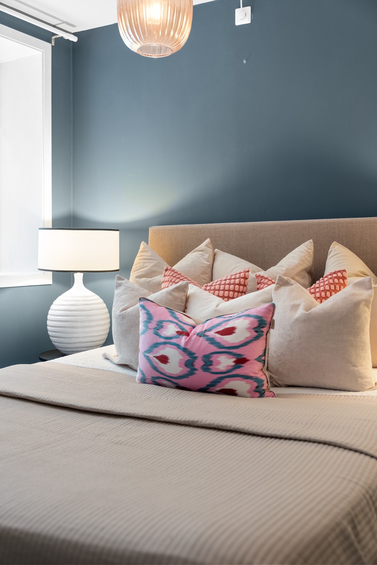 Veggene er malt i en behagelig blå-tone. Galleribilde