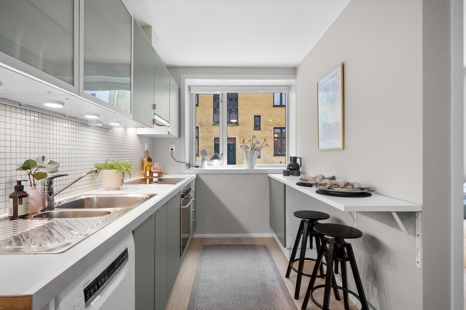 Kjøkkenet har godt med skap- og benkeplass. Galleribilde