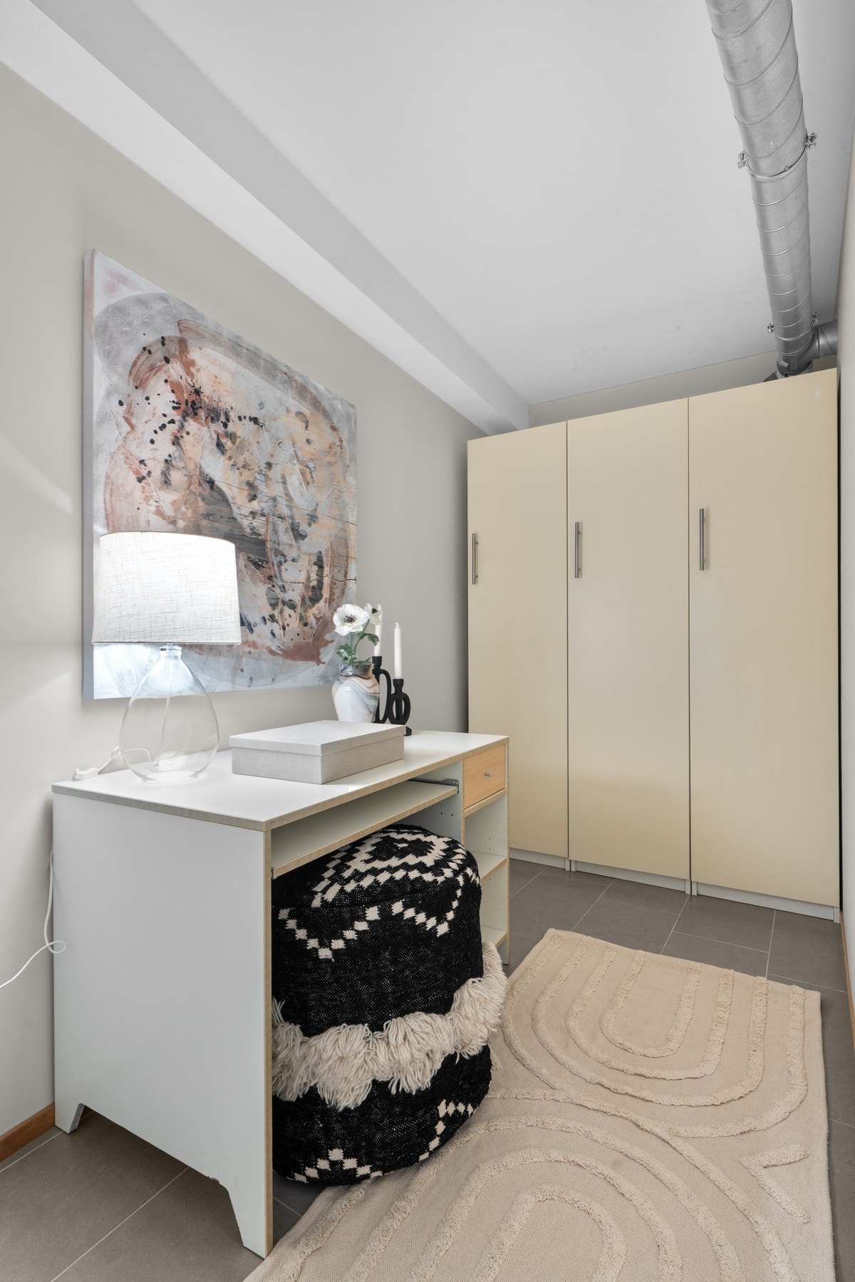 Ved stuen ligger en praktisk, innvendig bod som enkelt kan innredes som hjemmekontor. Galleribilde