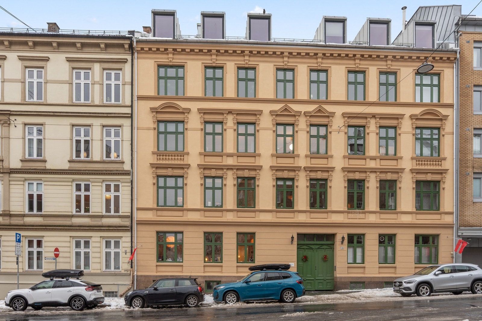 Fasade pusset opp i 2025 - Inngang til bygget via port og gårdsrom. Galleribilde