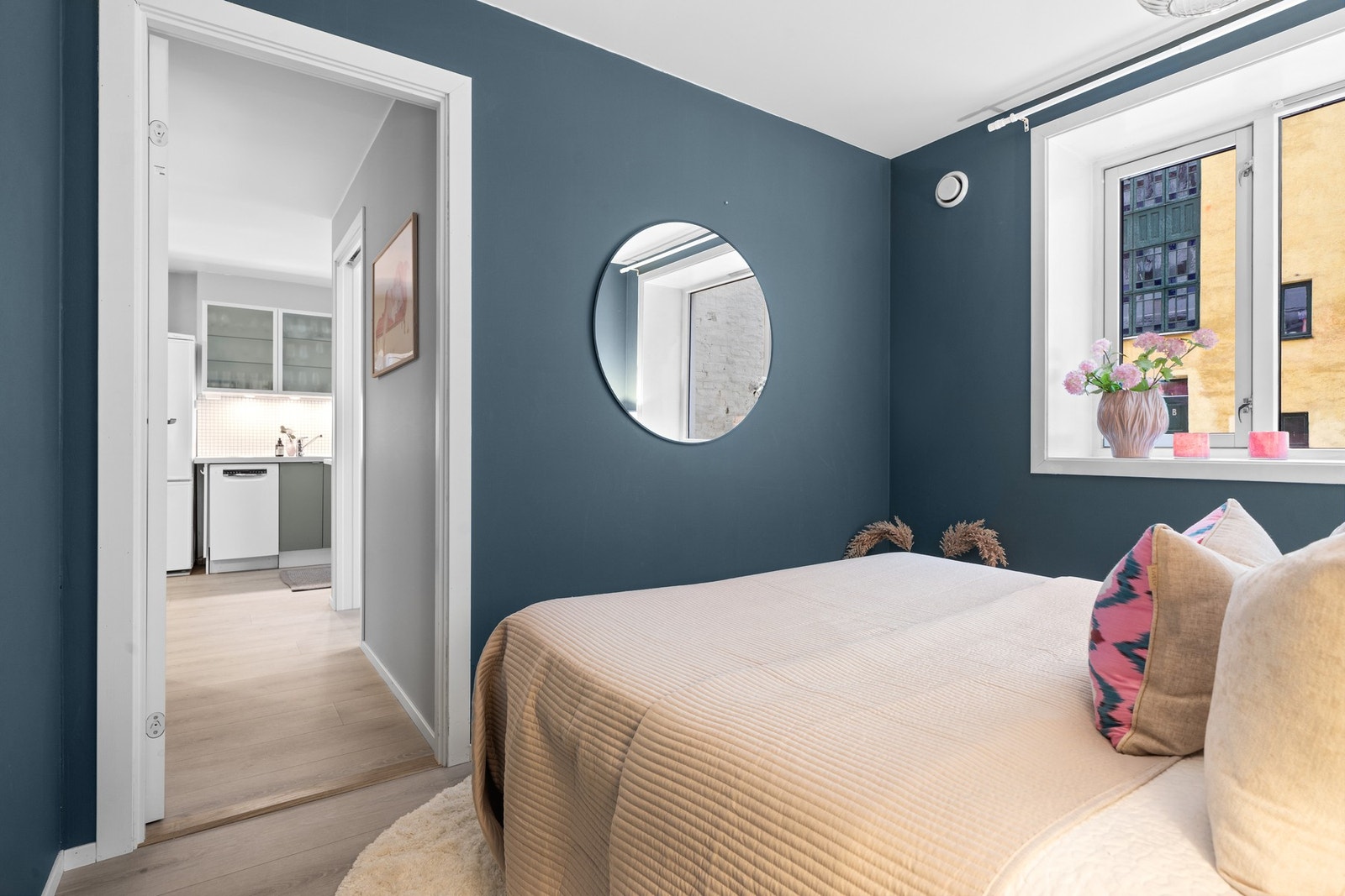 Det er god plass til dobbeltseng, nattbord og annet ønsket møblement. Galleribilde