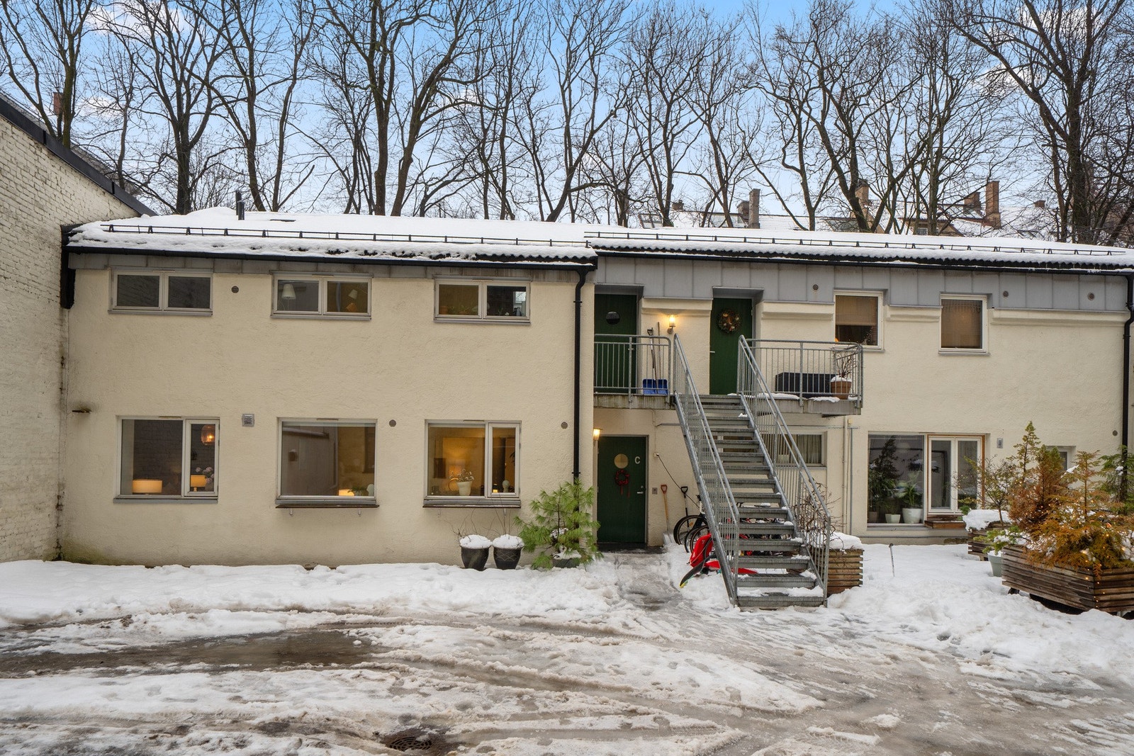 Leiligheten ligger i 1. etasje i dette bygget. Galleribilde
