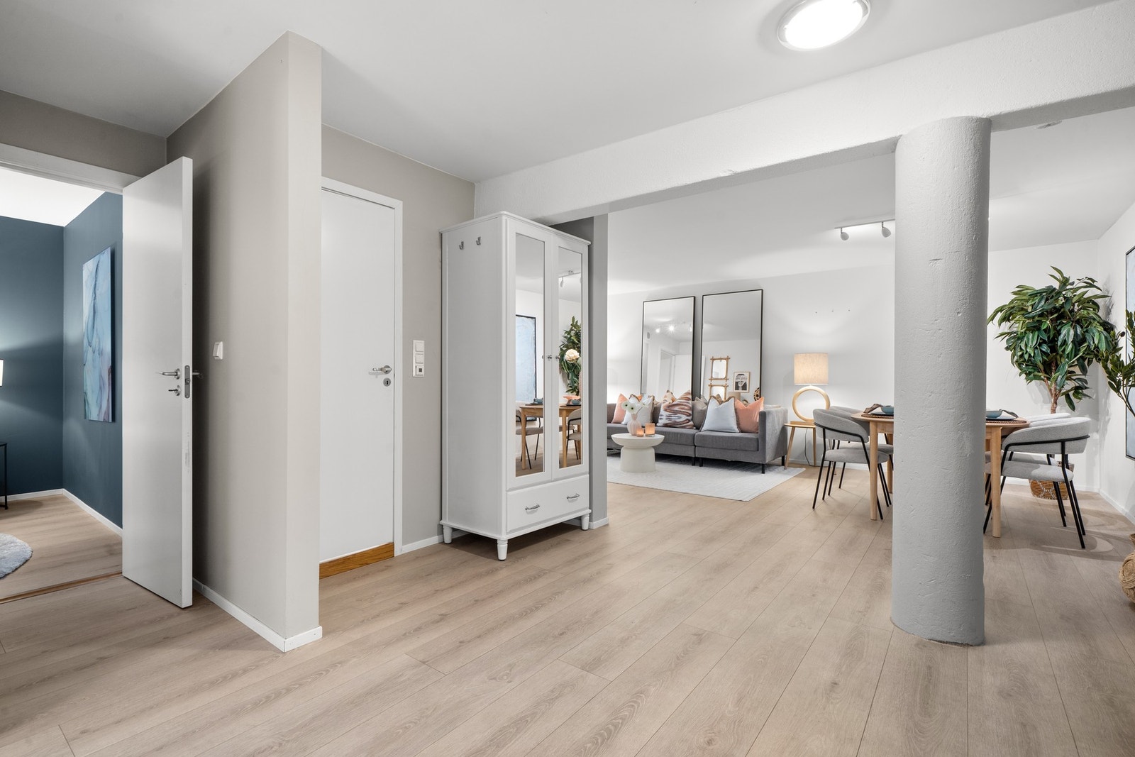 Planløsningen er god og funksjonell, med romslig entré som ligger åpent mellom kjøkken og stue. Galleribilde