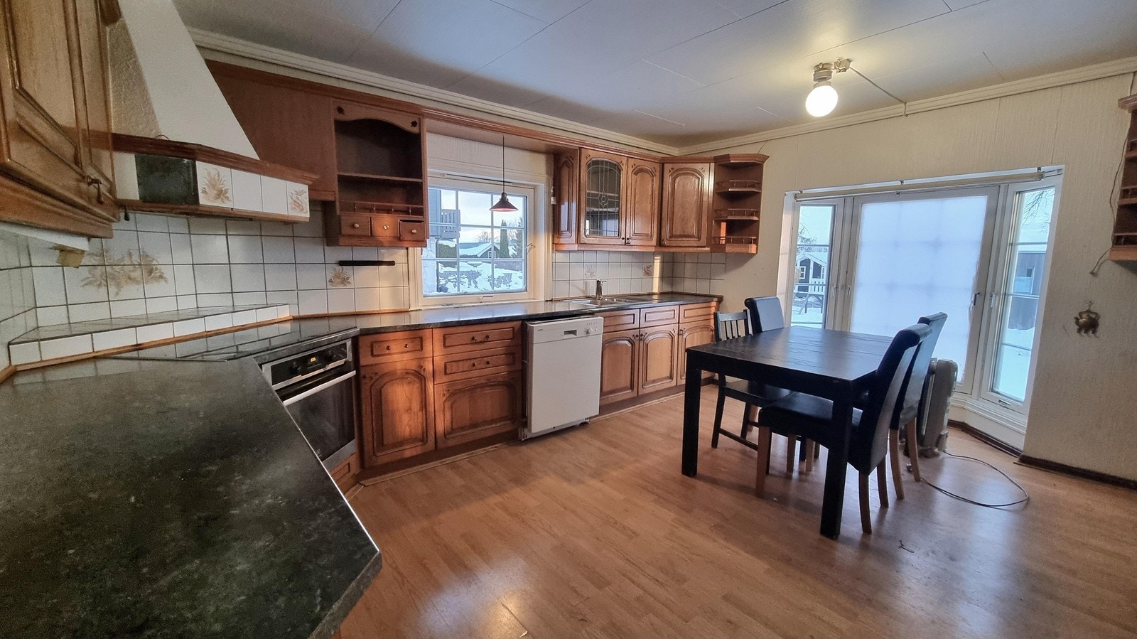 Kjøkkenet har også plass til spisebord. Godt med benk og skapplass Galleribilde