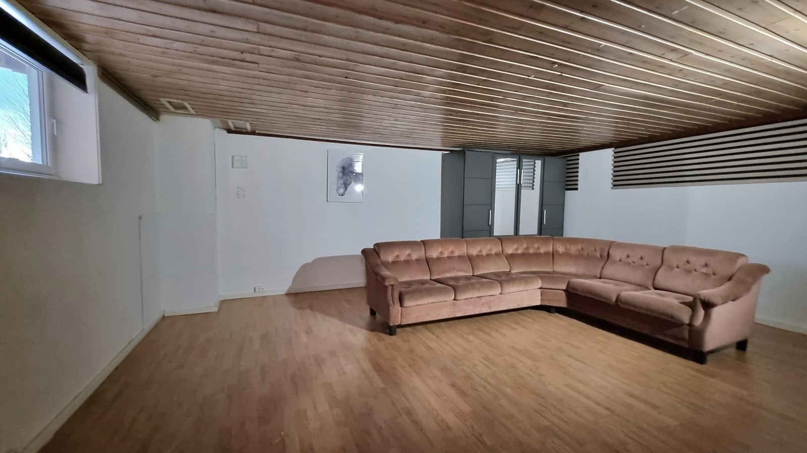 Stue/soverom i sokkel. Har flere bruksmuligheter Galleribilde