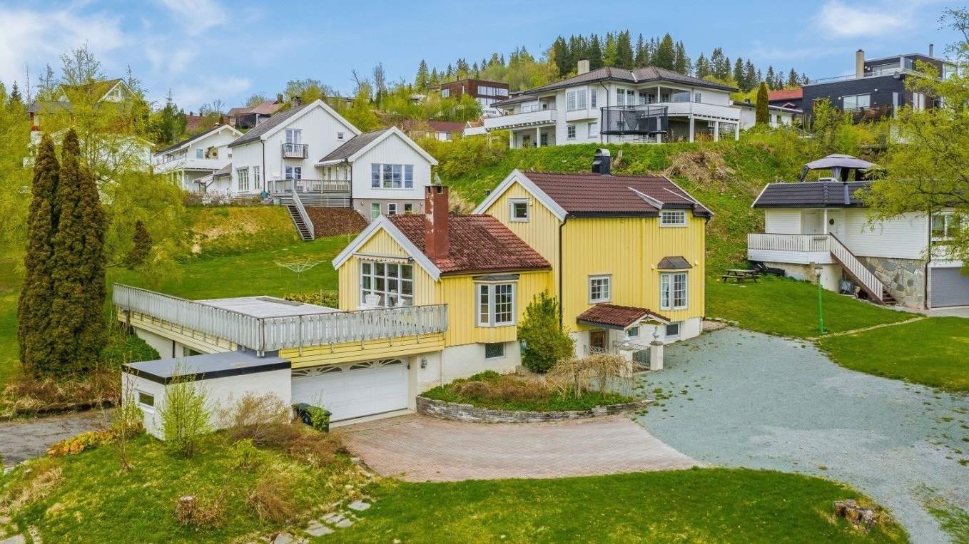 Fasade, enebolig med stor tomt Galleribilde