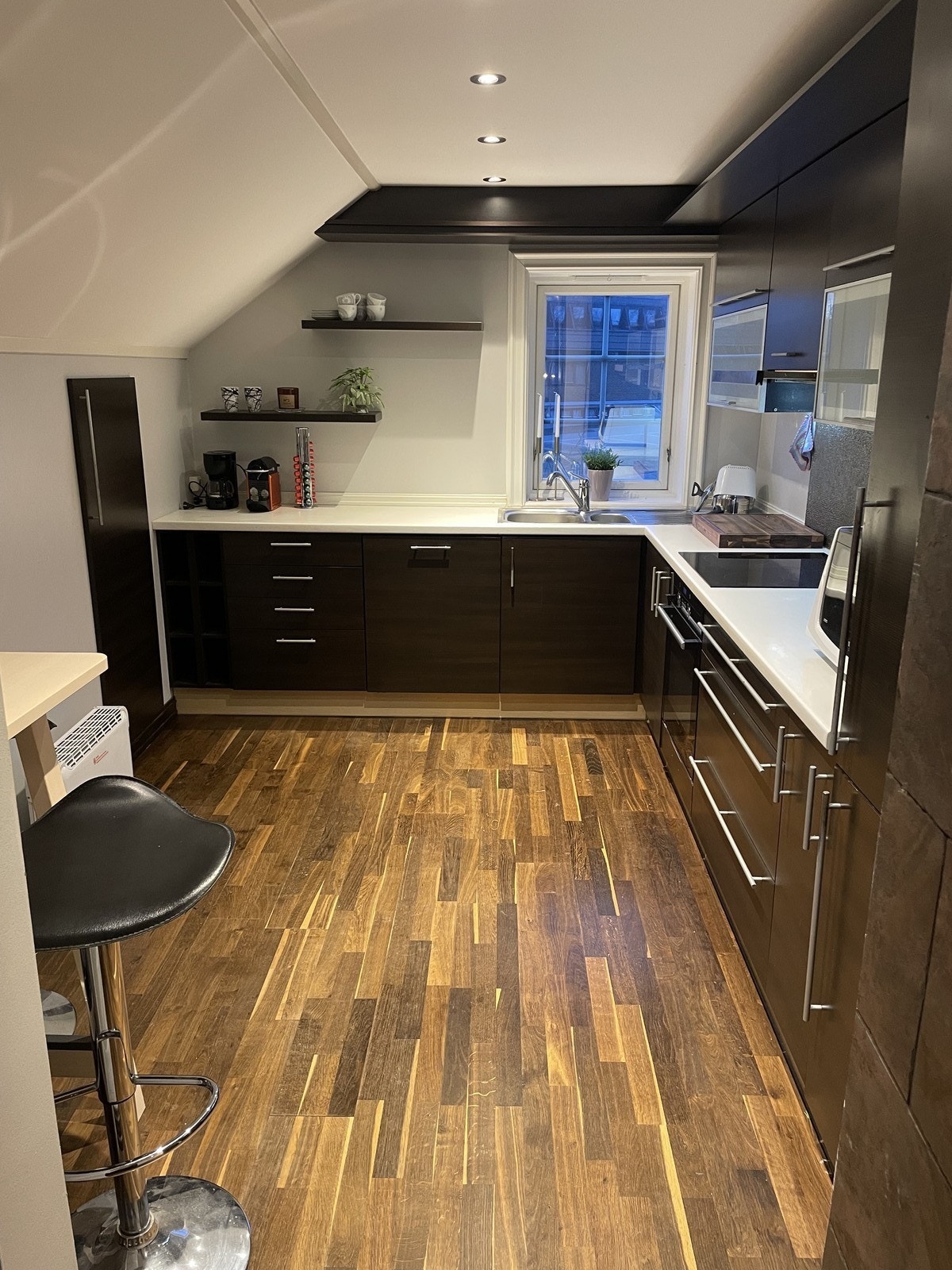 Kjøkken - Integrerte hvitevarer, lagring i knevegger. Galleribilde