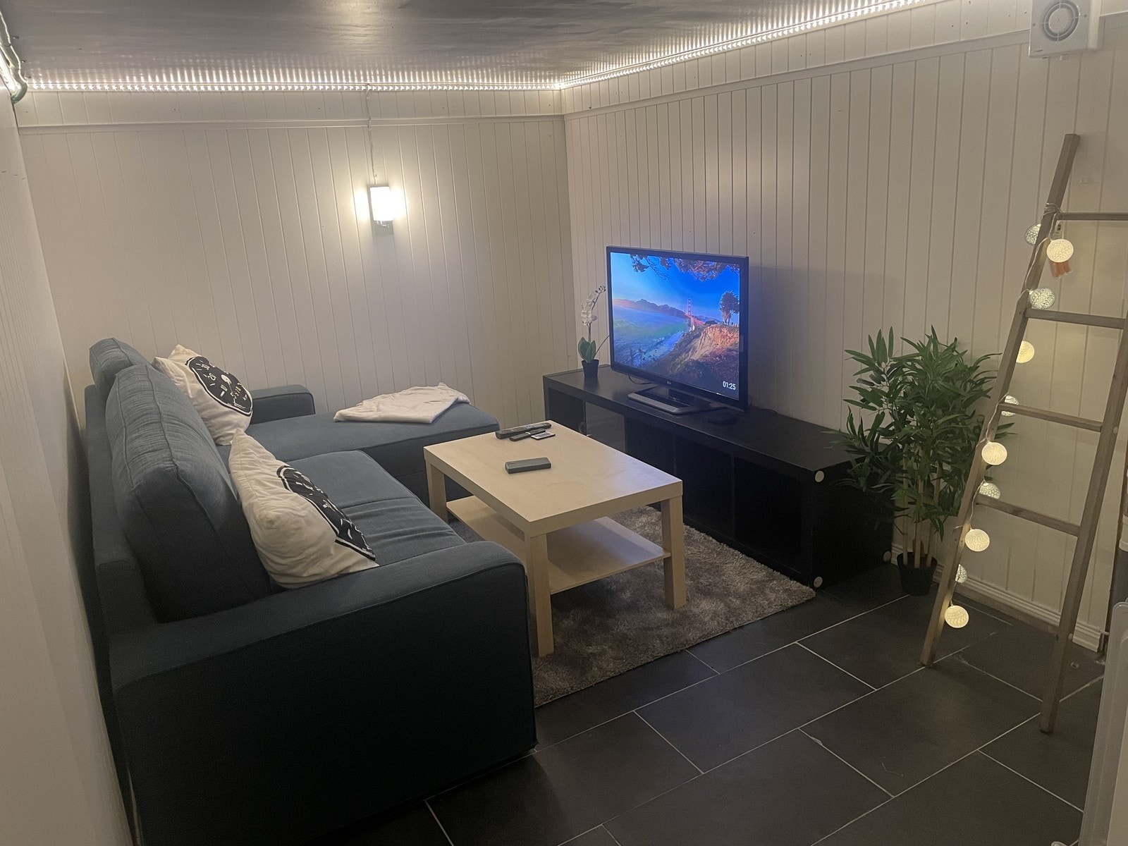 Rom i kjeller brukt som Tv-stue. NB: Ikke godkjent for varig opphold. Galleribilde