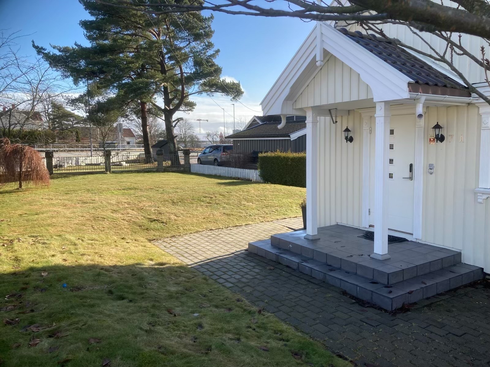 Egen entrè på siden av bygget. Galleribilde