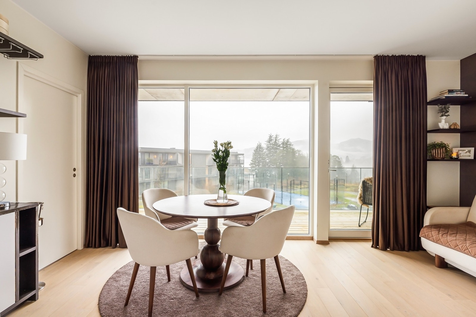 Store vindusflater sørger for rikelig med naturlig lysinnslipp Galleribilde