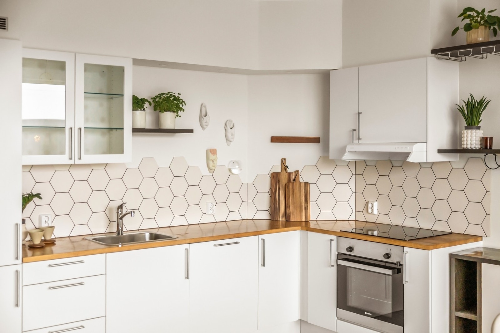 Både over- og underskap sikrer godt med oppbevaringsplass Galleribilde