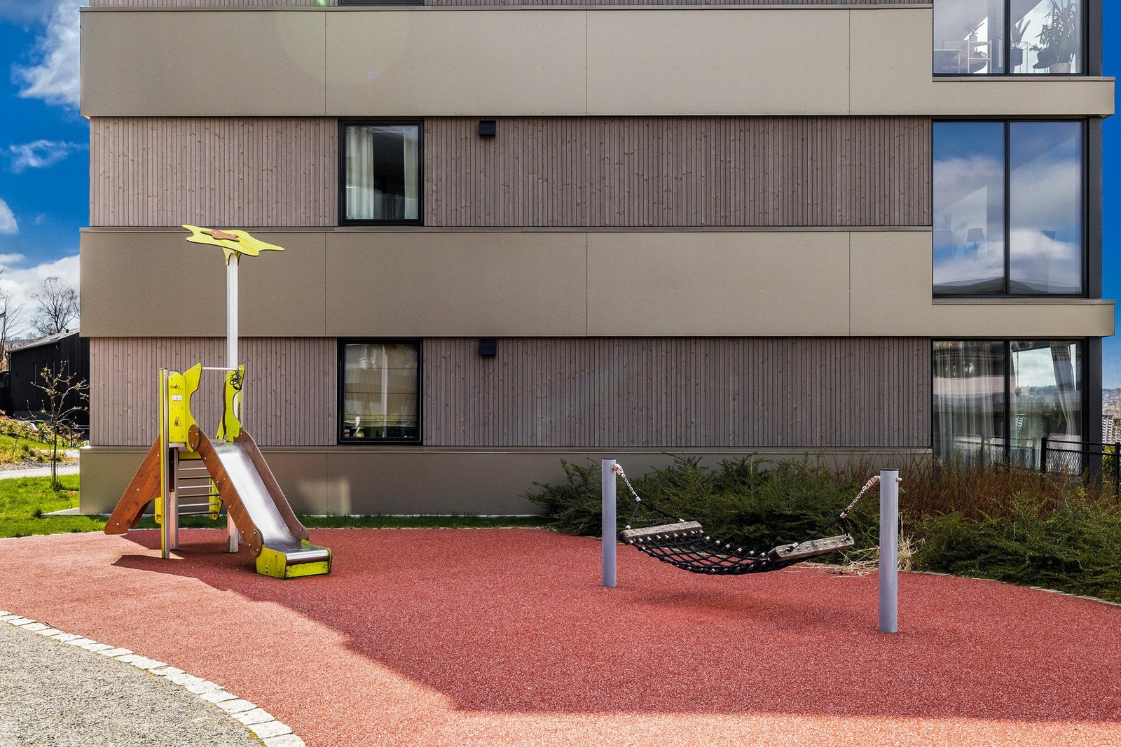 Området er svært barnevennlig og er opparbeidet med lekeplass for de minste barna Galleribilde