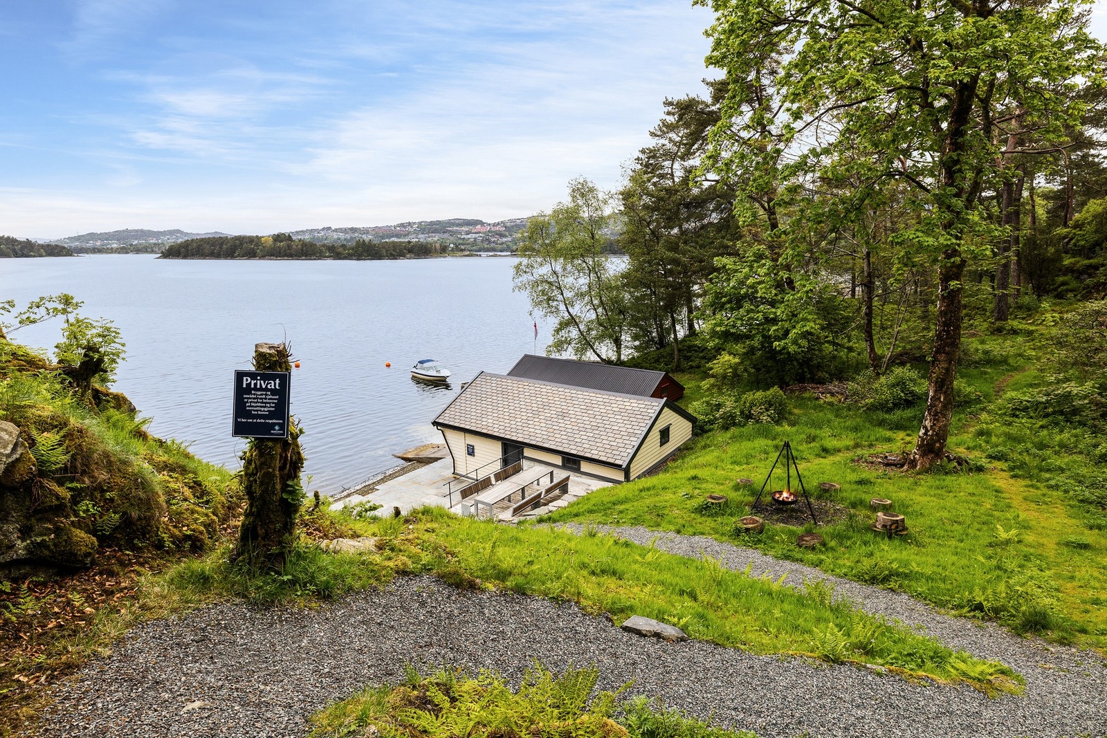På varme sommerdager kan du spasere ned til sameiets sjøhus med privat brygge Galleribilde