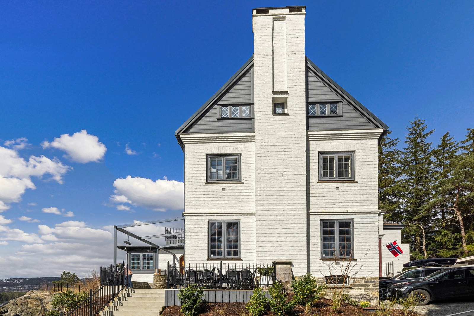 Rett i nærheten ligger Konows vertshus, som har restaurant, vinkjeller, overnattingsmuligheter og treningsrom Galleribilde