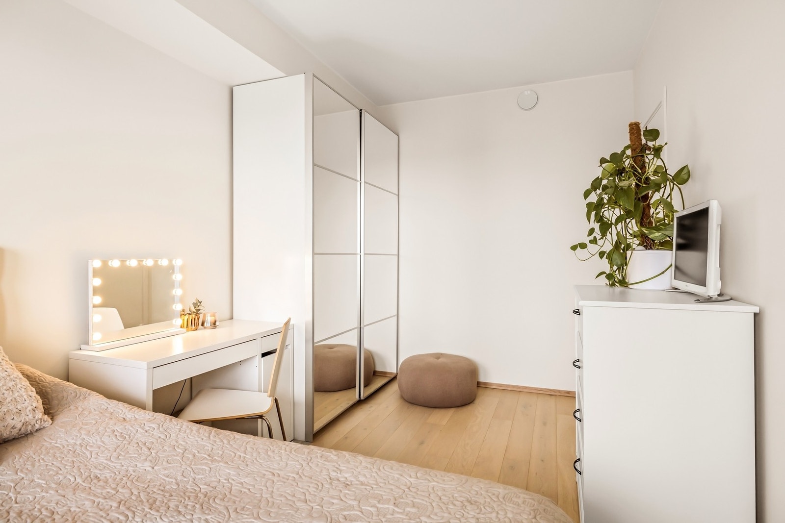 Garderobeskap medfølger handelen Galleribilde