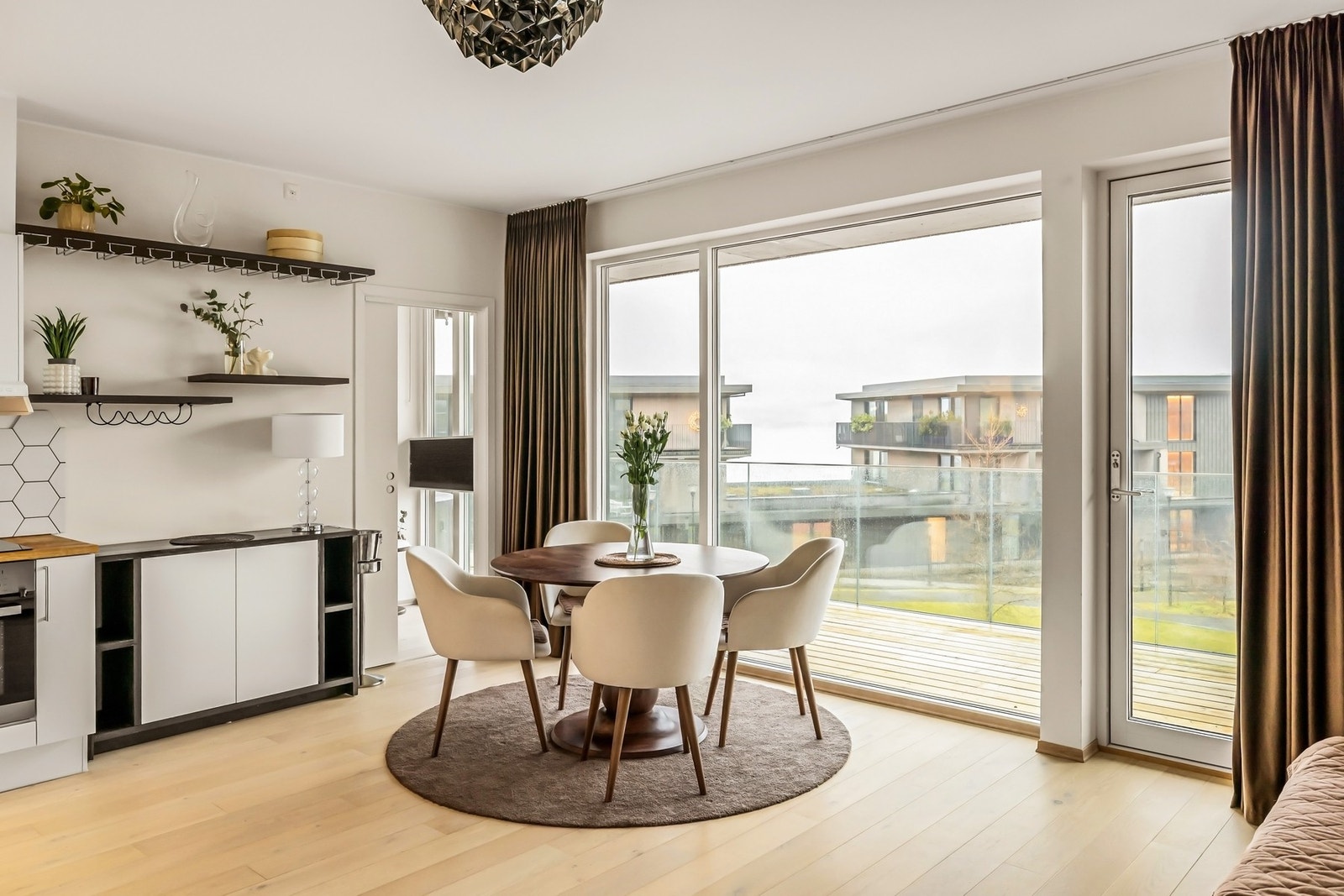 Leiligheten er malt i tidsriktige farger og har nydelig en-stavs parkett på gulv Galleribilde