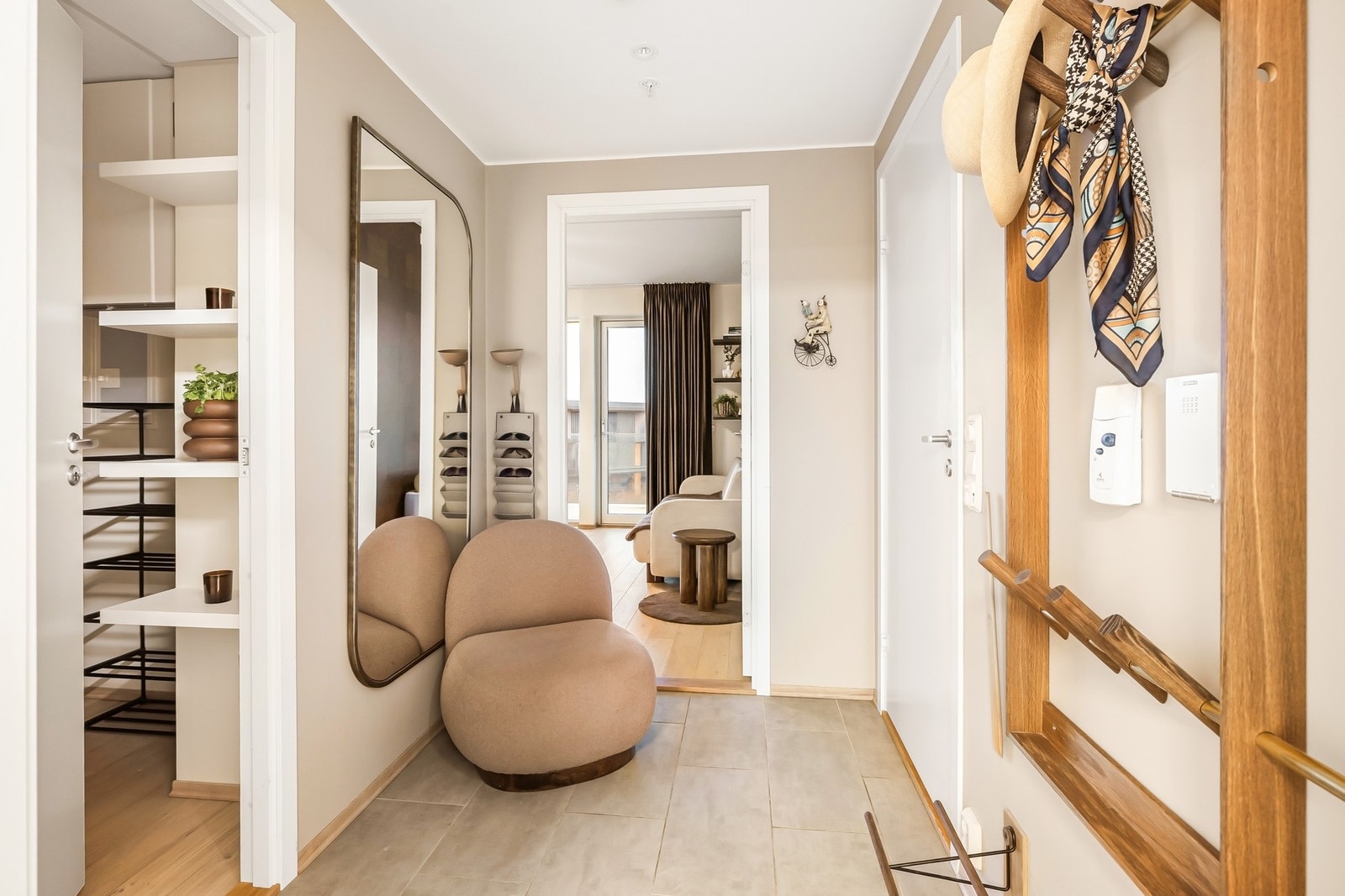 Entréen er romslig med god plass til oppbevaring av sko og yttertøy Galleribilde