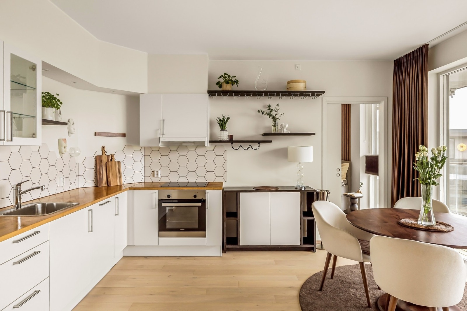 Åpen stue- og kjøkkenløsning gir leiligheten et sosialt preg Galleribilde