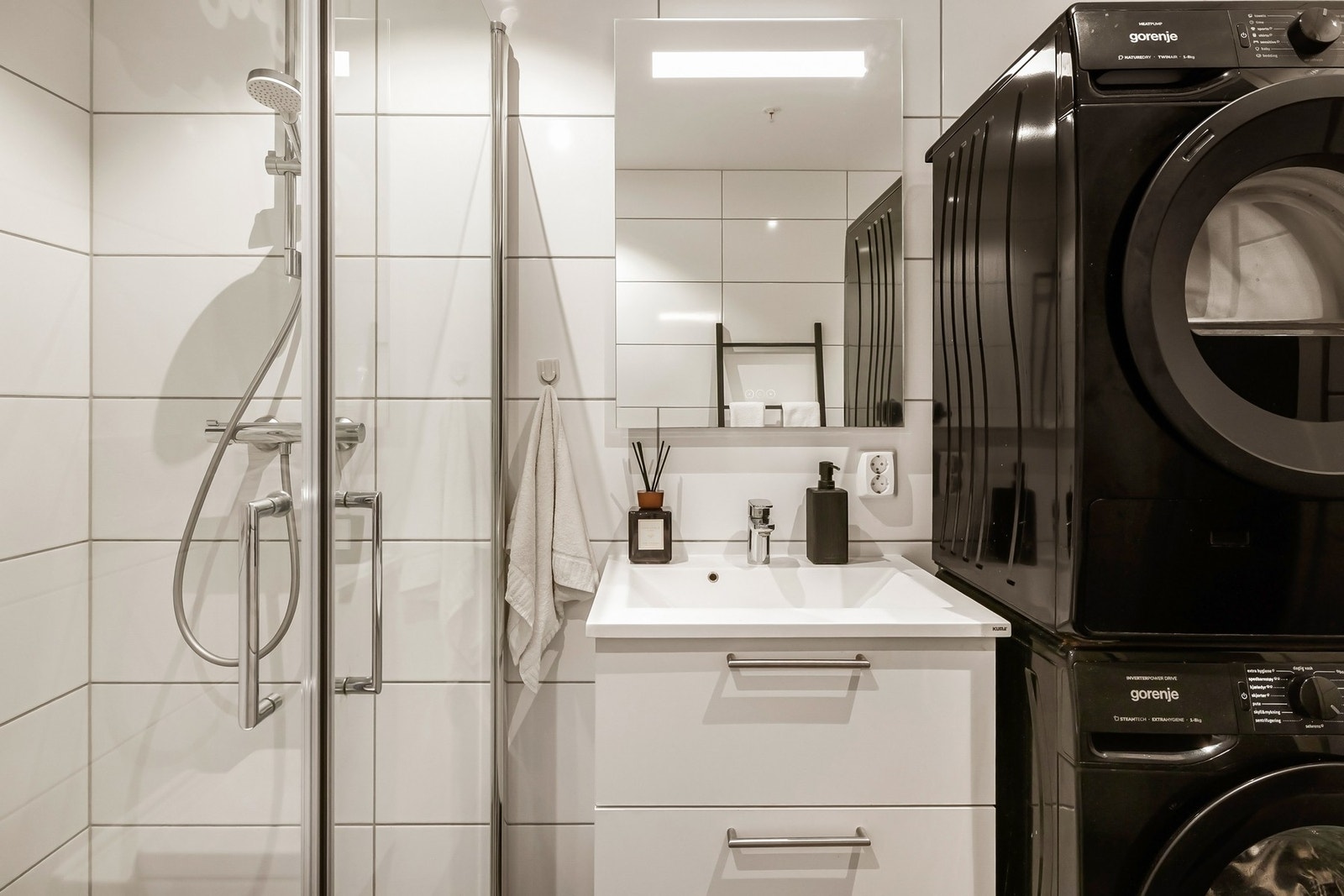 Her er det innredet med servant, speil, toalett og dusjhjørne, samt opplegg for vaskemaskin Galleribilde