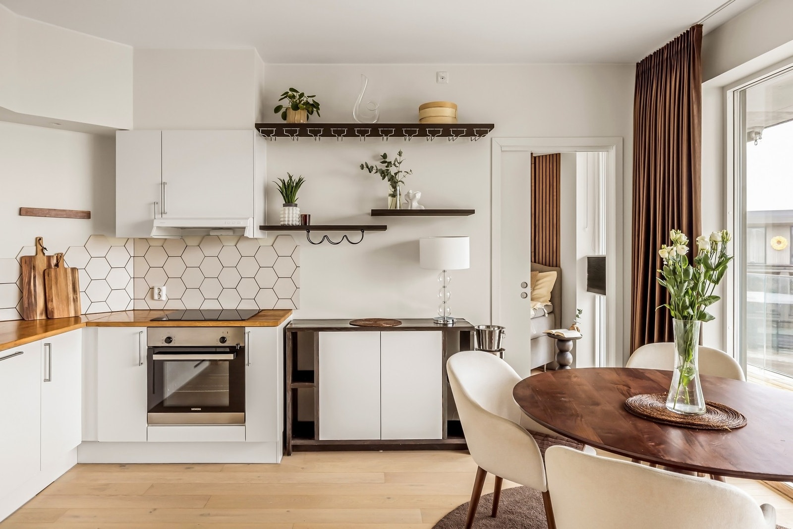 Leiligheten har to soverom på henholdsvis 6,1 og 11,4 kvadratmeter Galleribilde