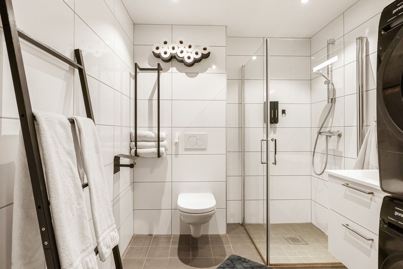 Badet er svært pent med keramiske fliser og moderne baderomsinnredning Galleribilde