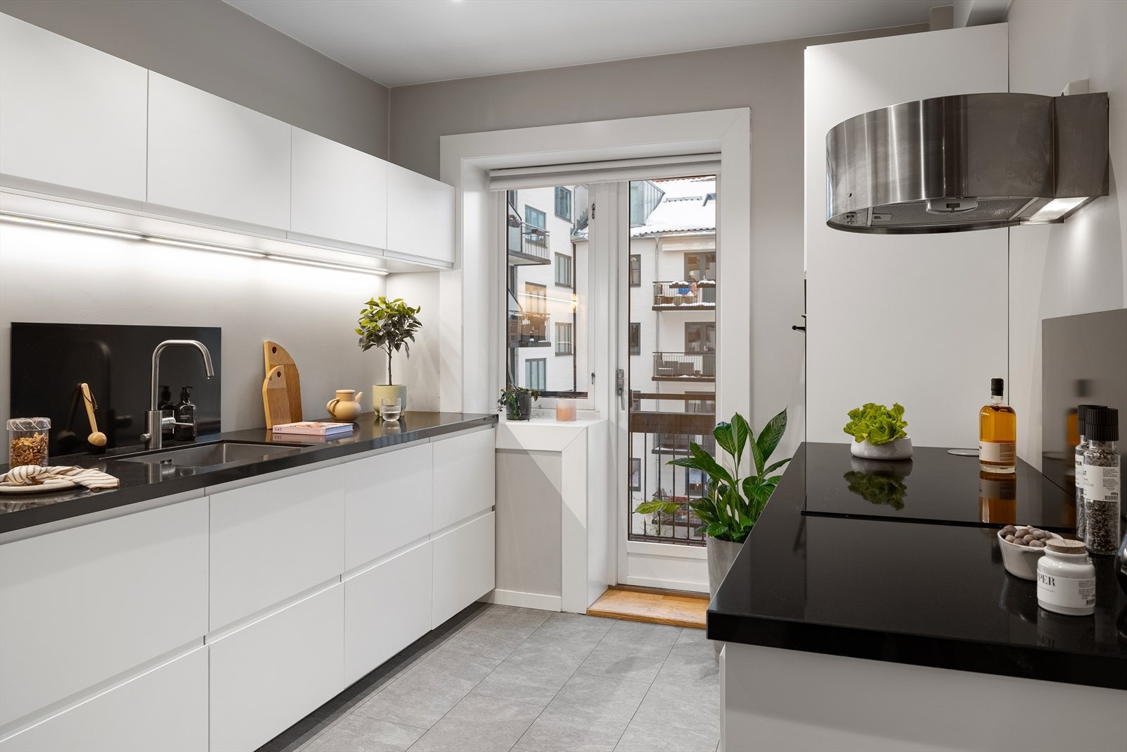 Kjøkkenet er fra 2018 og har en moderne og funksjonell Ikea-innredning med glatte fronter og stilren utførelse. Galleribilde