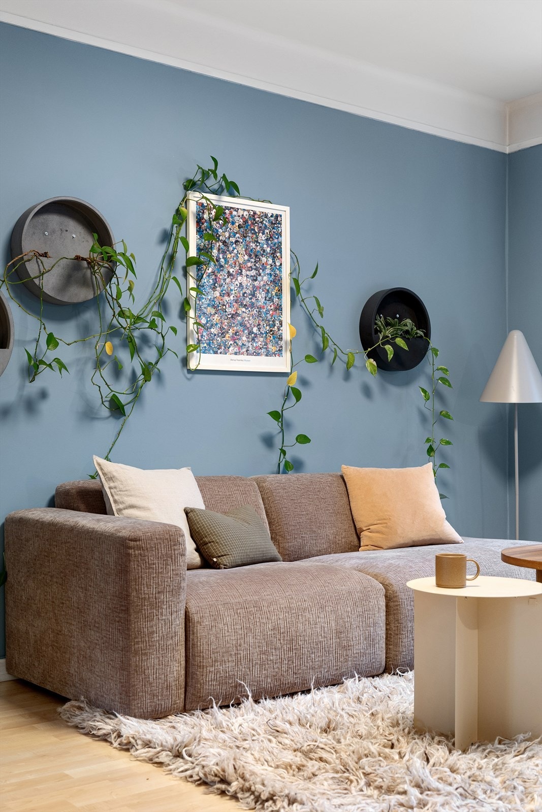 Veggene er malt i rolige, dempede fargetoner som skaper en harmonisk ramme rundt interiøret og gir et stilrent bakteppe for ulike møbleringsløsninger. Galleribilde