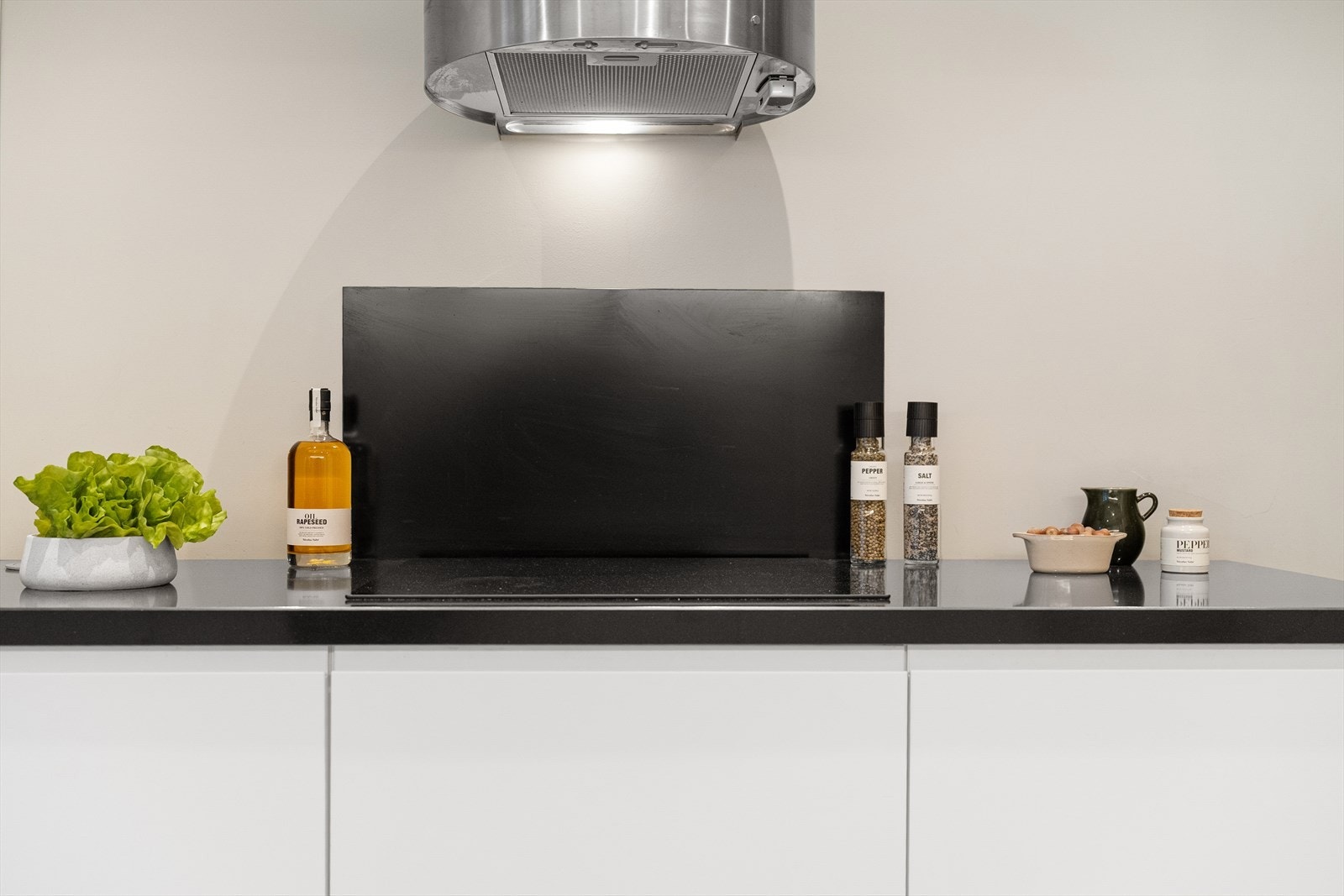 Her er det enkelt å trives, enten du lager raske hverdagsmiddager eller inviterer til hyggelige måltider med venner og familie. Galleribilde