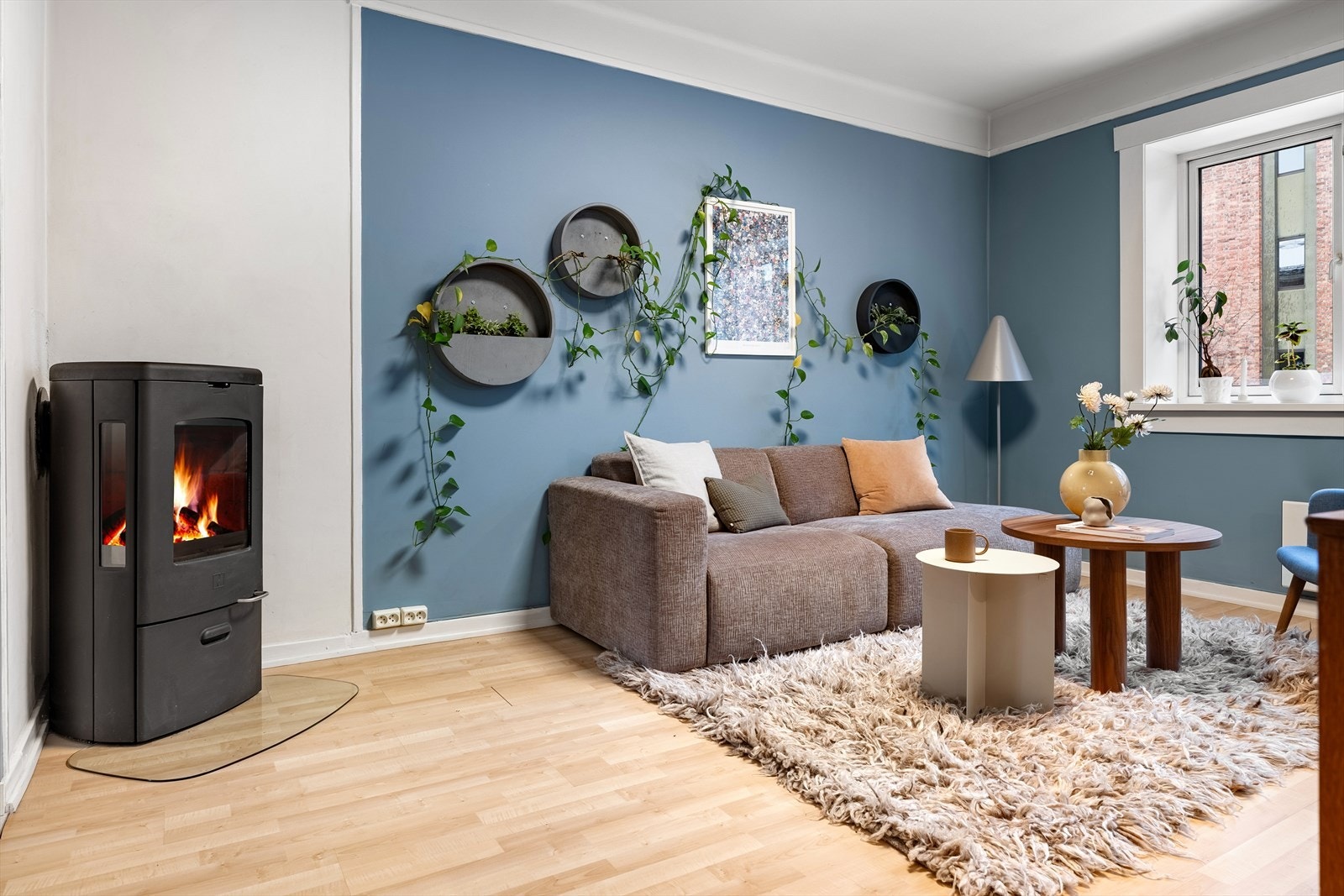 Rommet byr på god plass til både sofagruppe og spisebord, og de lune fargetonene i kombinasjon med lyse gulv skaper et rolig og moderne uttrykk. Galleribilde