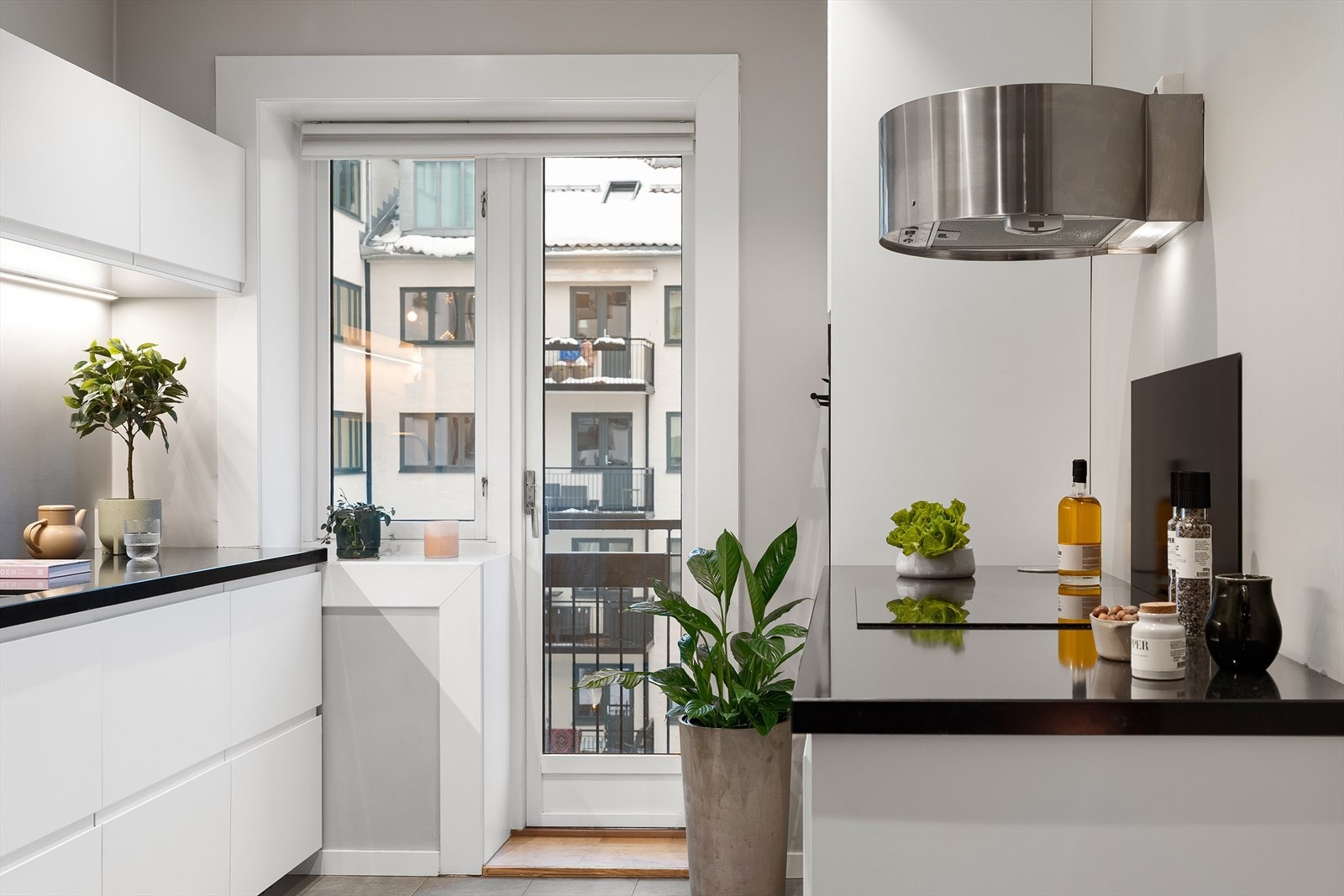 Ventilator med kullfilter, integrerte hvitevarer som stekeovn, platetopp, oppvaskmaskin og kjøl/fryseskap samt komfyrvakt over platetopp bidrar til både komfort og sikkerhet i hverdagen. Galleribilde