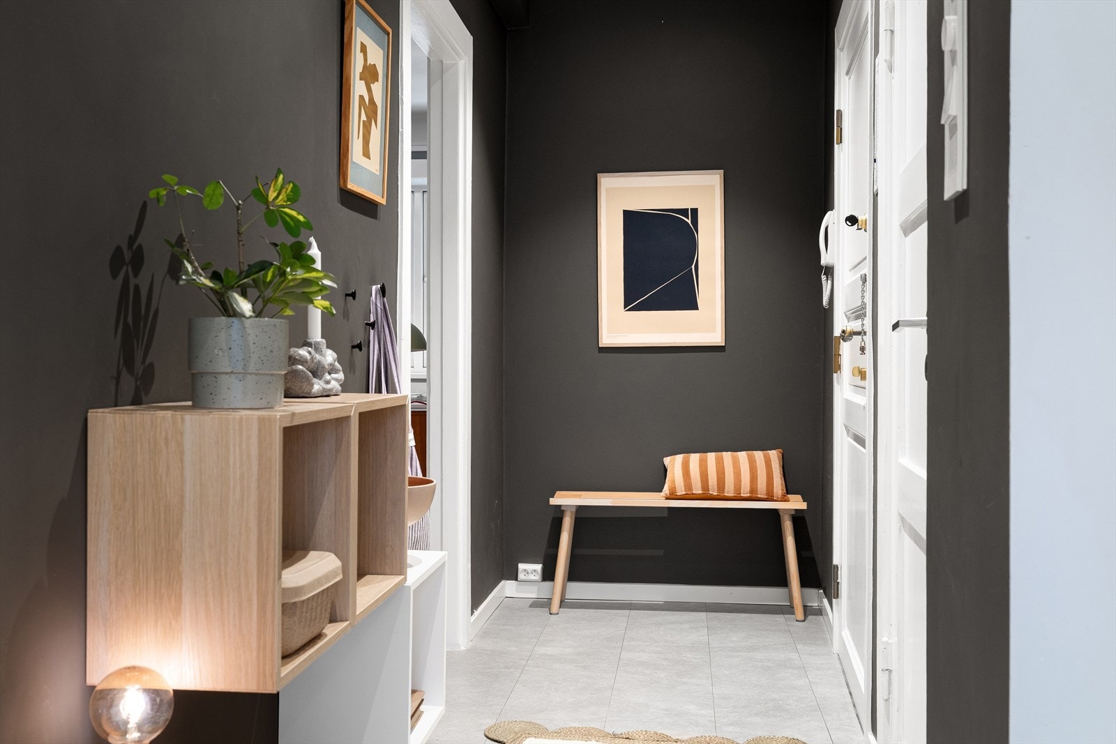 Entréen ønsker deg velkommen med et ryddig og innbydende førsteinntrykk. Galleribilde