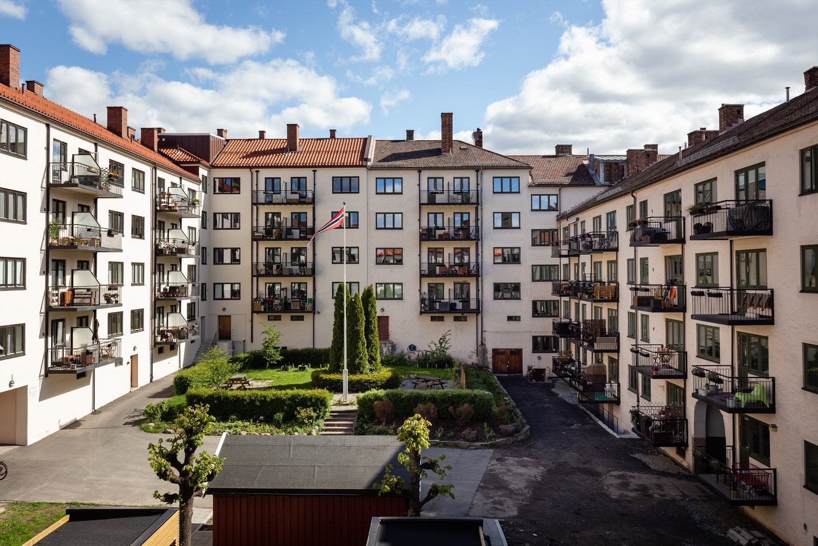 Boligselskapet Ringgatens Byggeselskap AS består av totalt 77 leiligheter, og byr på et hyggelig bomiljø - et trivelig samlingssted for venner, familie og gode naboer. Galleribilde