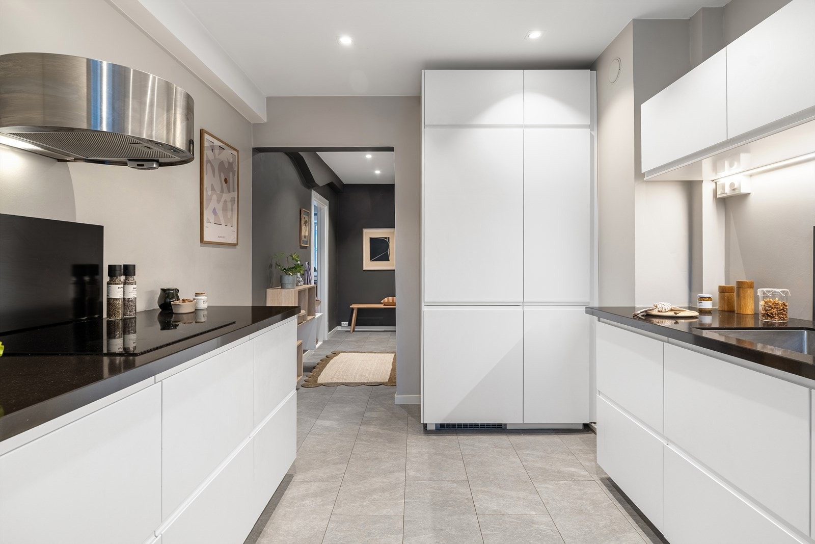 Kjøkkenet ligger lett tilgjengelig fra entréen. Galleribilde