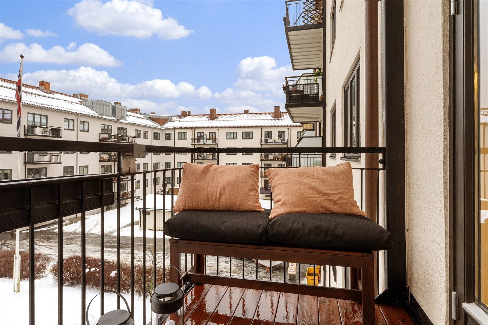 Her er det plass til sittegruppe og beplantning - et hyggelig uterom for morgenkaffe og avslappende stunder i skjermede omgivelser. Galleribilde