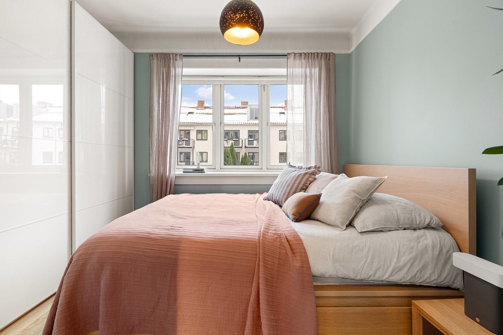 Soverommet fremstår som en rolig og behagelig sone med gode lysforhold. Galleribilde