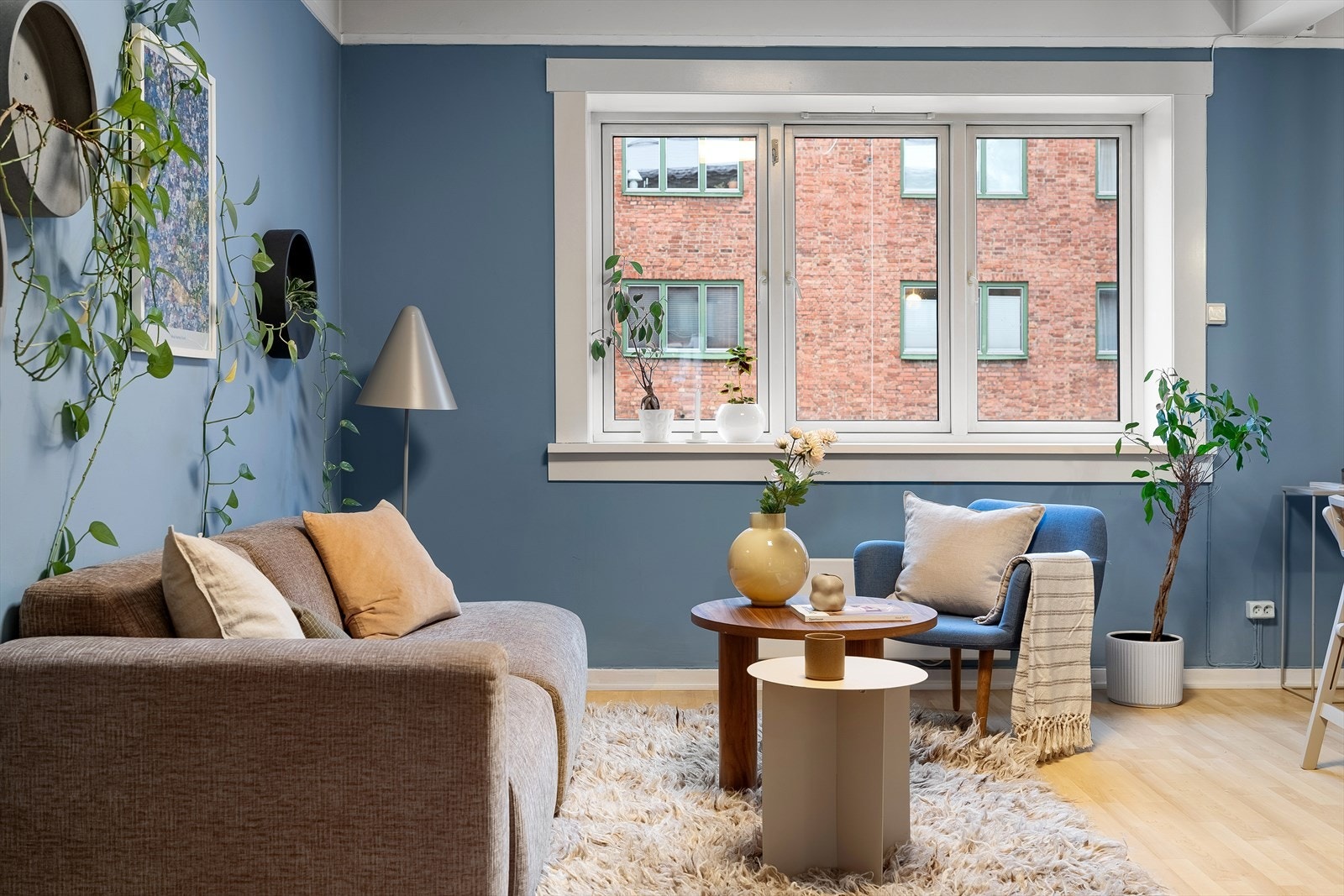 Store vindusflater slipper inn rikelig med naturlig lys og gir rommet en luftig og behagelig atmosfære gjennom hele dagen. Galleribilde