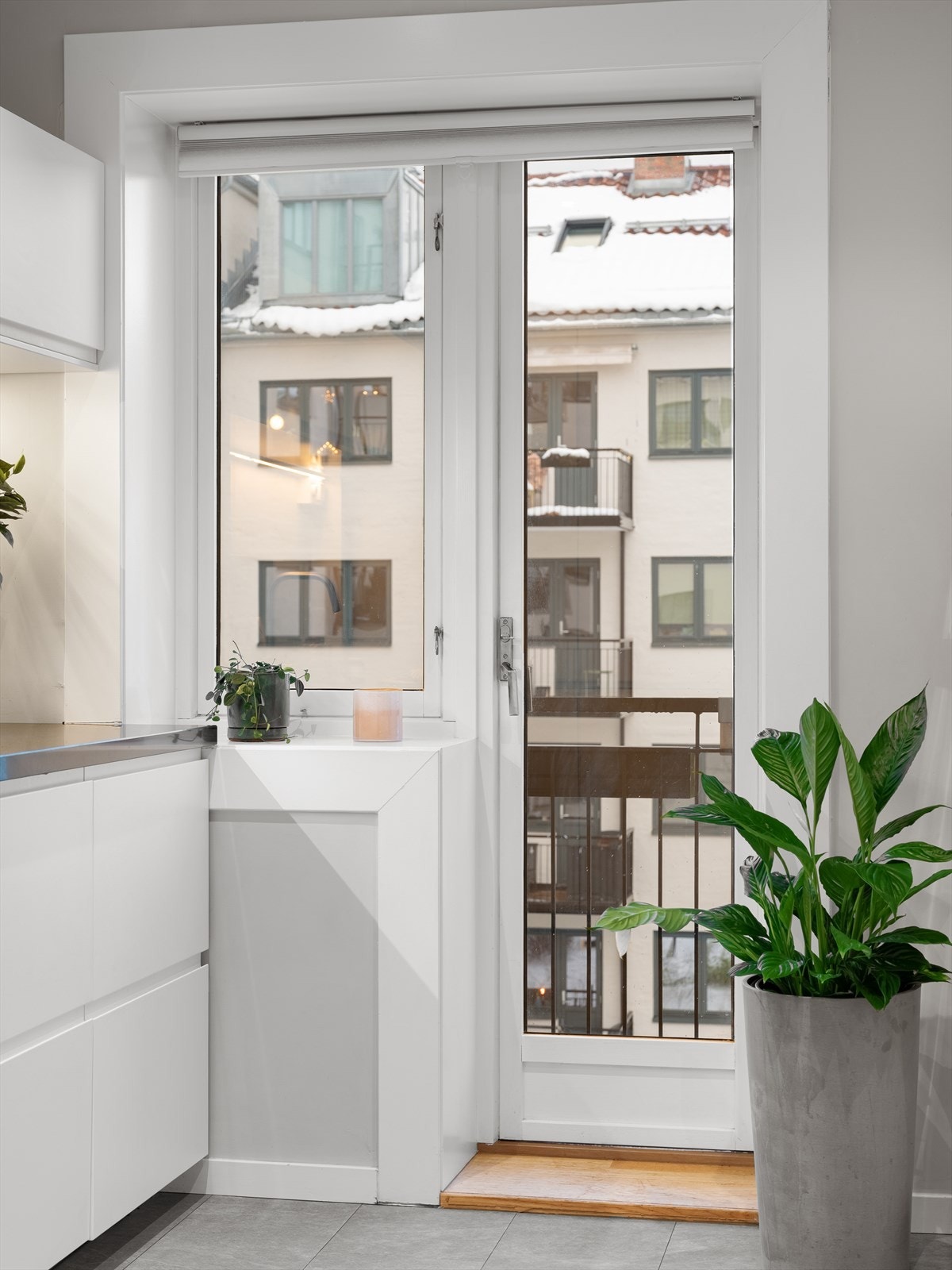 Fra kjøkkenet er det utgang til balkongen, noe som gir en naturlig forlengelse av oppholdsrommet på varme dager. Galleribilde