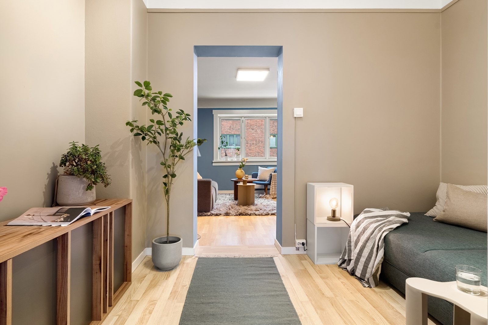 Biblioteket ligger som et naturlig bindeledd mellom stue og soverom og gir boligen et ekstra, fleksibelt rom. Galleribilde