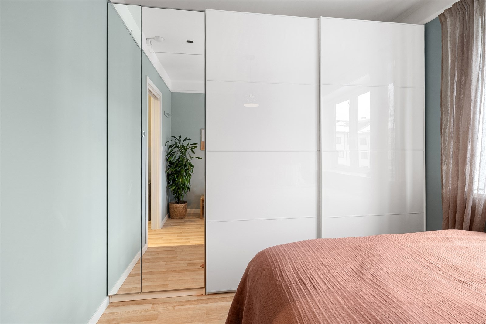 Den integrerte garderobeløsningen sørger for rikelig med oppbevaringsplass og et ryddig uttrykk. Galleribilde