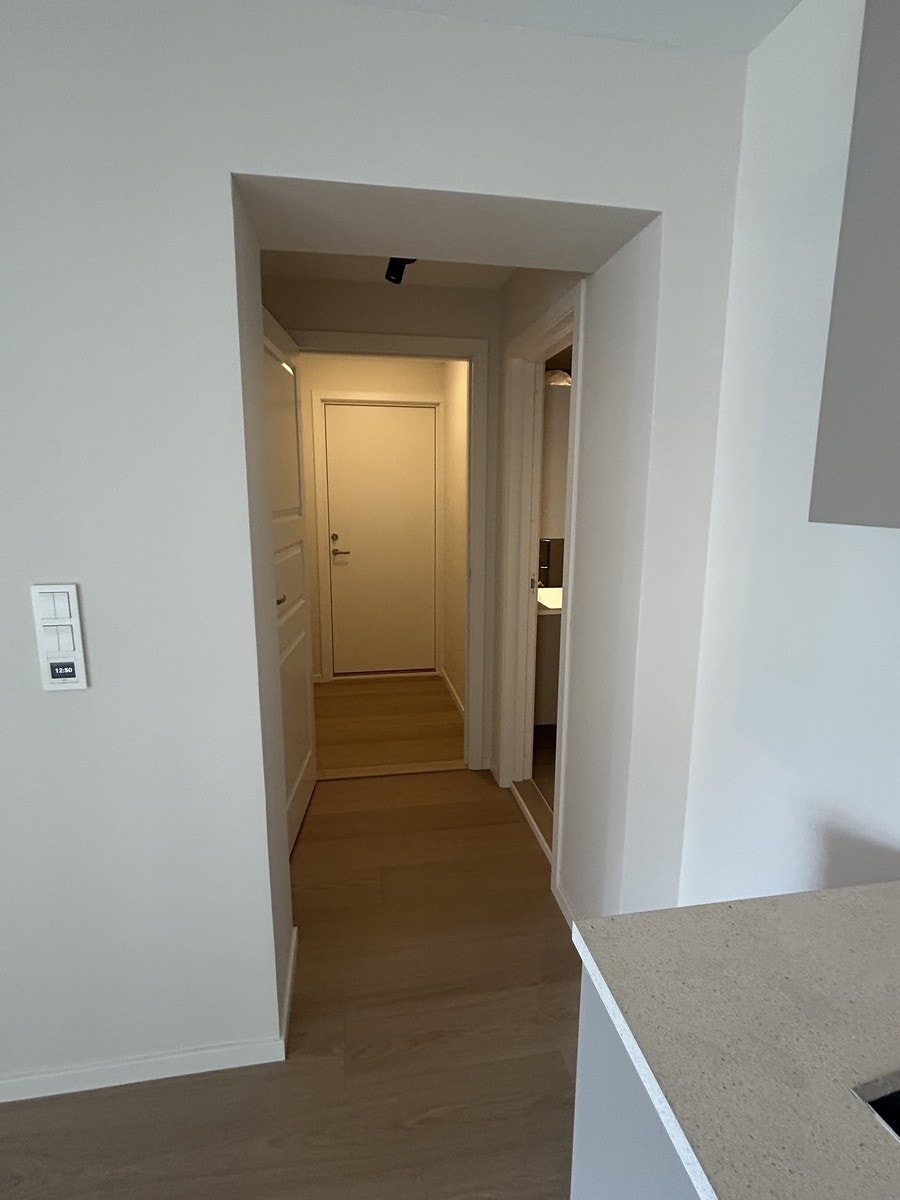 Gang, soverom til venstre og bad til høyre Galleribilde