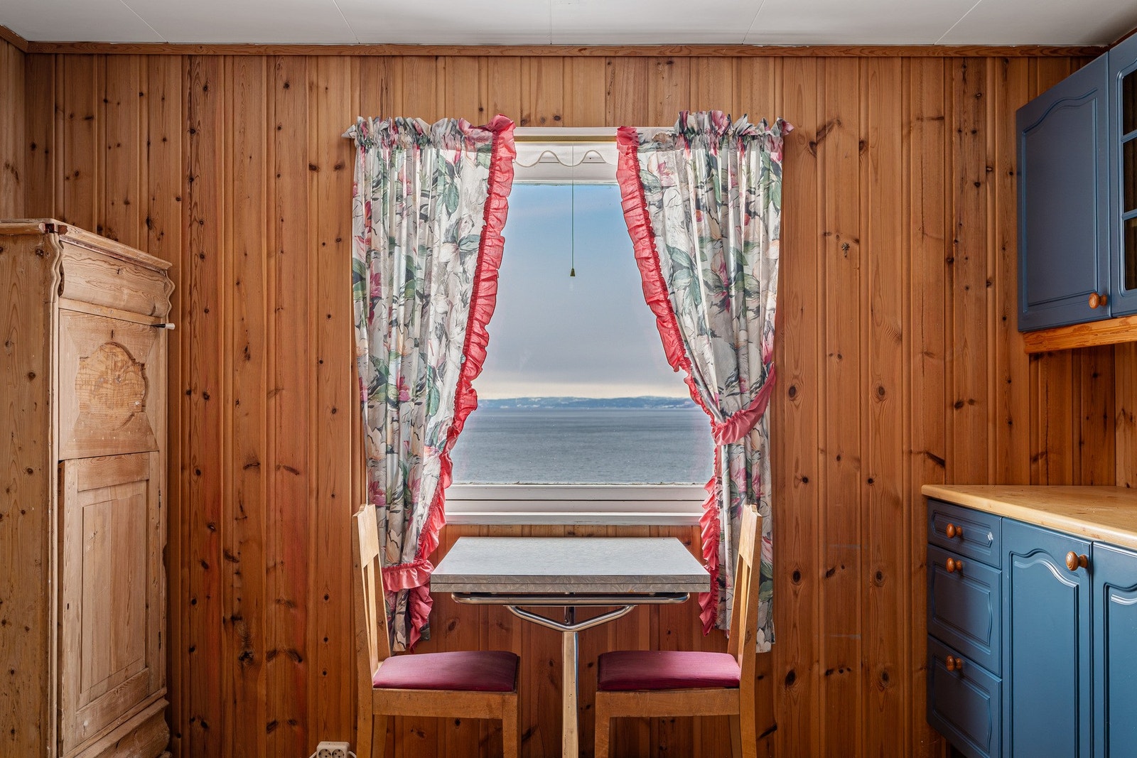 Trivelig spiseplass på kjøkkenet. Galleribilde