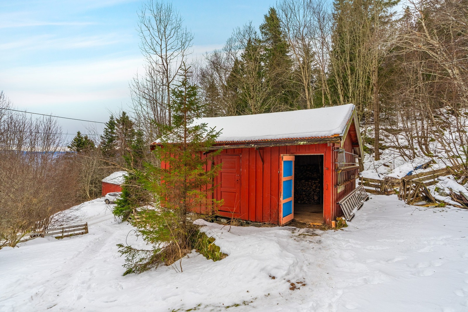 Boligen har et uthus som hovedsakelig brukes som vedskjul. Galleribilde