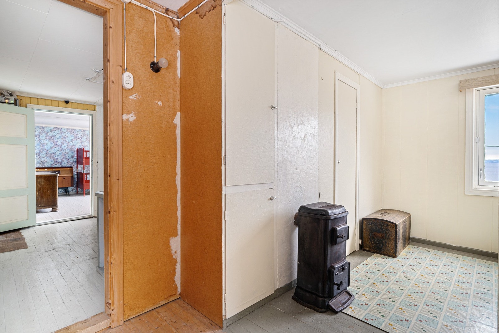 Bak ovnen er det en liten bod. Galleribilde